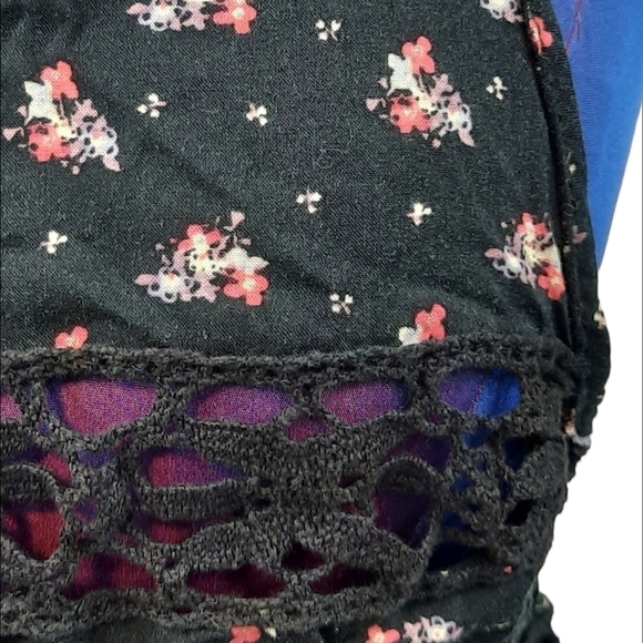 Free People Crop Top V-Back Crocheted Lace Cut Out Floral Size XS Women's - Picture 3 of 9